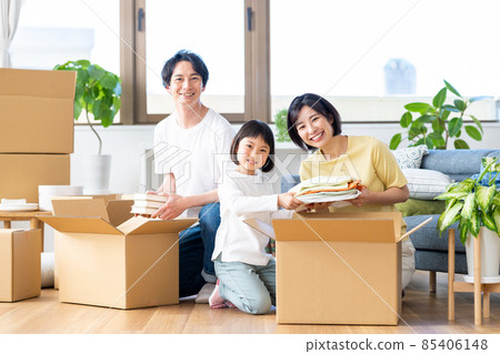 搬家的年輕家庭 85406148