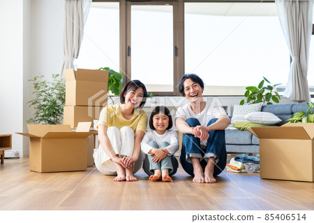 Moving young family 85406514