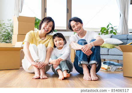 Moving young family 85406517