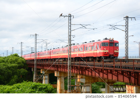 A regular train with two 711 series leading cars that go through the Yubari River bridge and have three doors. A regular train with two 711 series leading cars that go through the Yubari River bridge and have three doors. 85406594