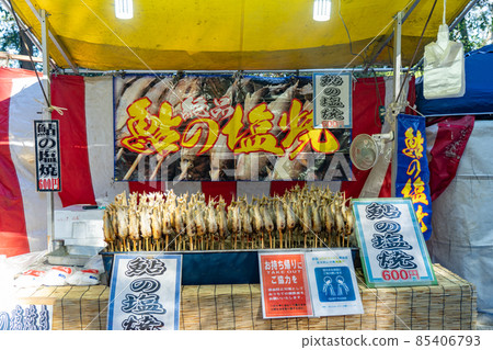 集市上的鹽烤香魚攤 集市上的鹽烤香魚攤 85406793