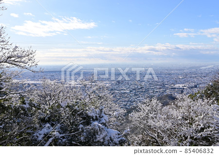 Snowy landscape and sunny weather seen from the summit of Mt. Kinka Snowy landscape and sunny weather seen from the summit of Mt. Kinka 85406832