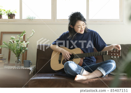 有吉他的少婦 85407151