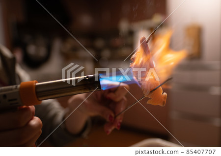 用煤氣爐烤鮭魚的女手 85407707
