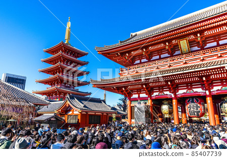 日本東京城市景觀 慶祝新年的東京淺草寺擁有與電暈災難前相同的人數。 Omicron 應變 ... = 1 月 1 日 85407739