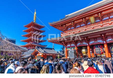 日本東京城市景觀 慶祝新年的東京淺草寺擁有與電暈災難前相同的人數。 Omicron 應變 ... = 1 月 1 日 日本東京城市景觀 慶祝新年的東京淺草寺擁有與電暈災難前相同的人數。 Omicron 應變 ... = 1 月 1 日 85407746
