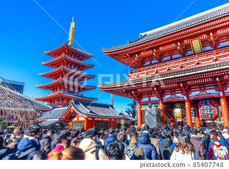 Tokyo cityscape in Japan Sensoji Temple in Tokyo, which celebrated the New Year, has the same number of people as before the Corona disaster. Omicron strain ... = January 1st 85407748