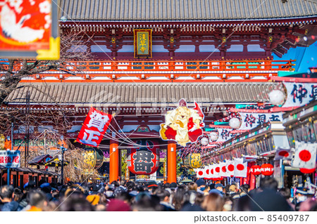 日本東京城市景觀 慶祝新年的東京淺草寺擁有與電暈災難前相同的人數和單向街道。 O 股票 ... = 1 天 日本東京城市景觀 慶祝新年的東京淺草寺擁有與電暈災難前相同的人數和單向街道。 O 股票 ... = 1 天 85409787