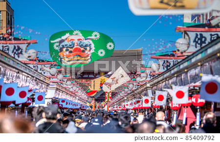 Tokyo cityscape in Japan Sensoji Temple in Tokyo, which celebrated the New Year, has the same number of people and one-way streets as before the Corona disaster. O stock ... = 1 day 85409792
