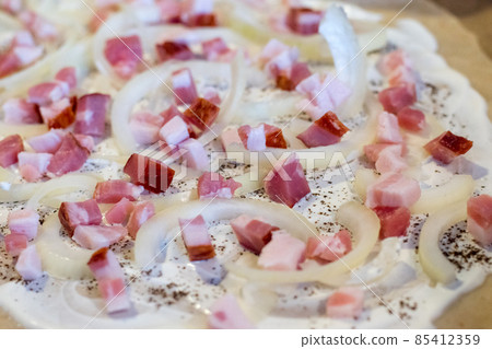 Raw onion and bacon on the top of flammkuchen. 85412359