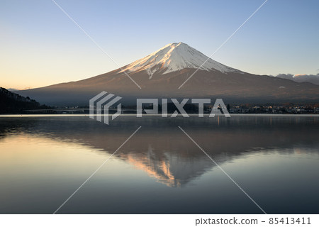 Early morning red Fuji seen from the shore of Lake Kawaguchi (upside down Fuji) 85413411