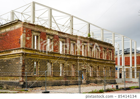 integration of the facade of the old building into the new metal construction housing 85414134