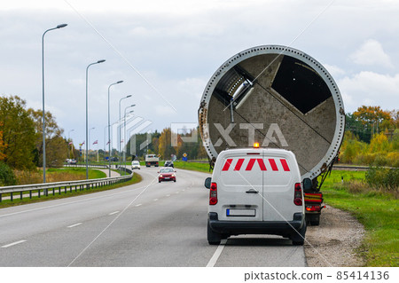 transportation of bulky cargo by road with a special adapted trailer and an accompanying car 85414136