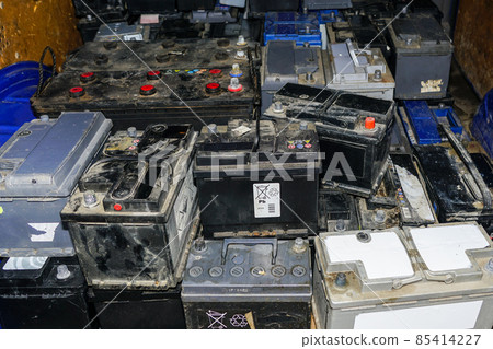 Pallet with many used car batteries for recycling 85414227