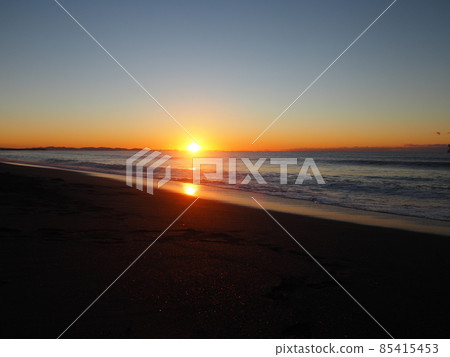 2022 First sunrise Shonan sea Coastal sea Coastal beach Orange sun 85415453
