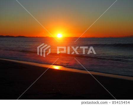 2022 First sunrise Shonan sea Coastal sea Coastal beach Orange sun 2022 First sunrise Shonan sea Coastal sea Coastal beach Orange sun 85415454