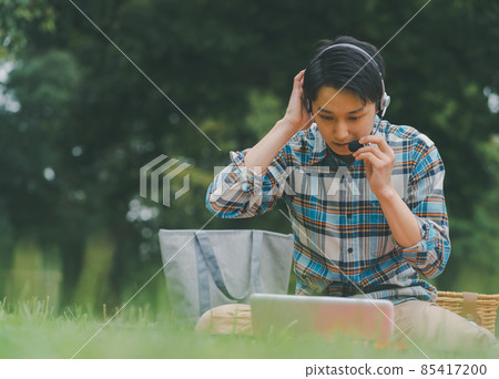 laptop, using laptop, picnic 85417200