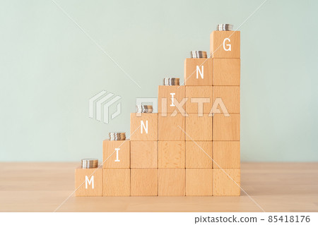 帶有“MINING”字樣的塊和硬幣 帶有“MINING”字樣的塊和硬幣 85418176