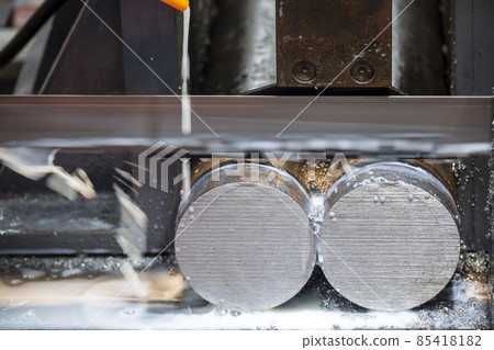 The automatic band saw machine cutting the metal bar with water base coolant method. The automatic band saw machine cutting the metal bar with water base coolant method. 85418182