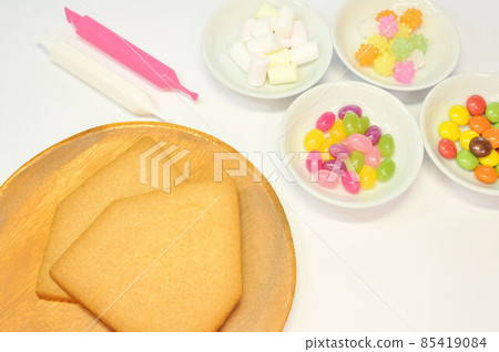 Making a candy house 85419084