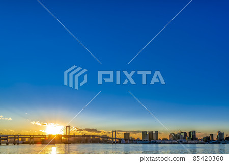 東京城市景觀日落和彩虹橋 85420360