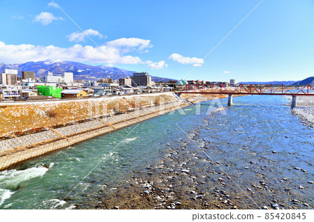 從上田橋/千曲川（長野縣上田市）眺望上田站和Eboshidake [2022.1] 85420845