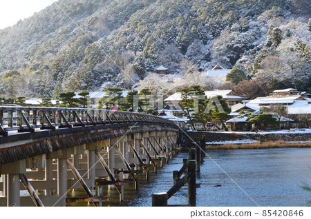 2022 年元旦被雪覆蓋的京都嵐山和渡月橋非常漂亮。 2022 年元旦被雪覆蓋的京都嵐山和渡月橋非常漂亮。 85420846