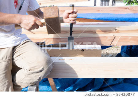 A carpenter who processes pillars 85420877