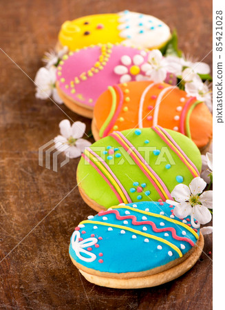 Easter decor made of gingerbread, spring flowers and Easter eggs Easter decor made of gingerbread, spring flowers and Easter eggs 85421028