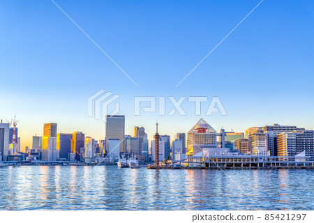 東京江東區的城市景觀 日落和朝向晴海碼頭的摩天大樓 85421297