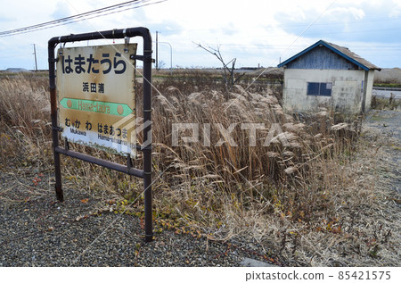 Hamadaura Station where only a simple block-built waiting area stands out Hamadaura Station where only a simple block-built waiting area stands out 85421575