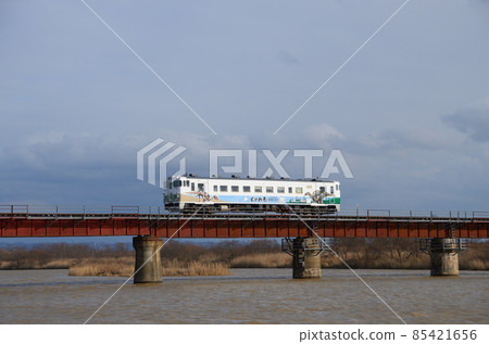 Reconstruction train crossing the Atsuma River bridge that was damaged by the Hokkaido Eastern Iburi Earthquake 85421656