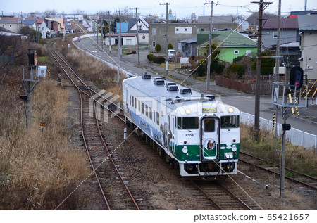 一號線發車信號旁，一班普通列車側向到達向川站 85421657
