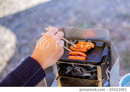 Bake sausages on the barbecue 85422061