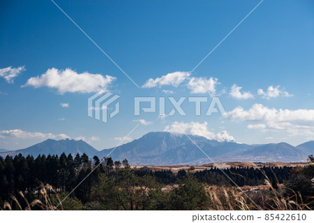 冬天從阿蘇外環山忍戶石山看九重山脈的積雪 冬天從阿蘇外環山忍戶石山看九重山脈的積雪 85422610