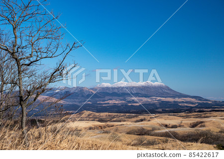 冬天從阿蘇外環山忍戶石山看九重山脈的積雪 85422617