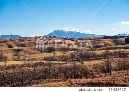 冬天從阿蘇外環山忍戶石山看九重山脈的積雪 冬天從阿蘇外環山忍戶石山看九重山脈的積雪 85422627