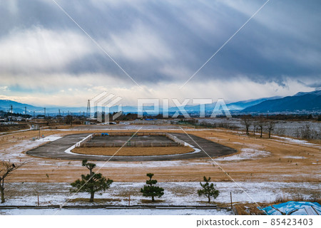 Winter ground and light shower [taken from Takasegawa Ohashi] 85423403