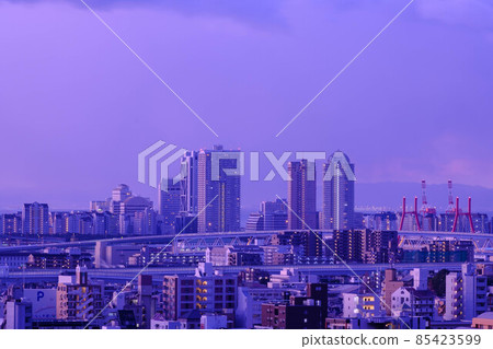 The dawn of the city. The sun hides in the clouds and does not show up, but the area gradually brightens during the magic hour. Yamate in Kobe Okamoto 85423599