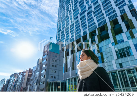 Morning commute business woman Shibuya 85424209