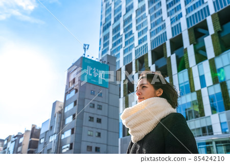 Morning commute business woman Shibuya 85424210