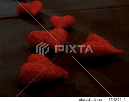 五顆紅心由黑色背景中的線製成 五顆紅心由黑色背景中的線製成 85424241