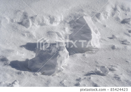 滾動的雪塊風景 85424423