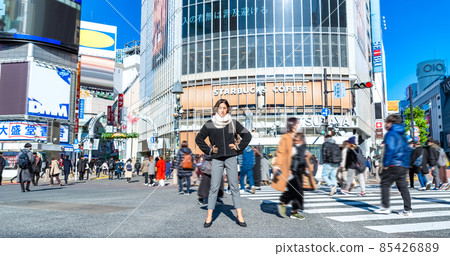 Shibuya, a business woman standing at the scrambled intersection in Shibuya 85426889