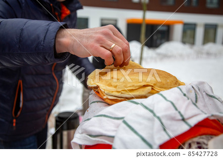 russian blili outdoors on celebration maslenitsa.people take pancakes during Shrovetide at Russia 85427728