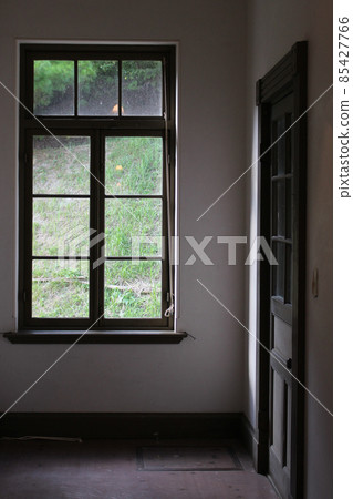 Window frame of an old western-style building 85427766
