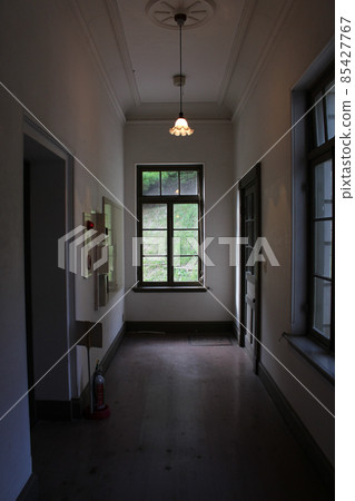 在一幢老大廈的走廊 85427767