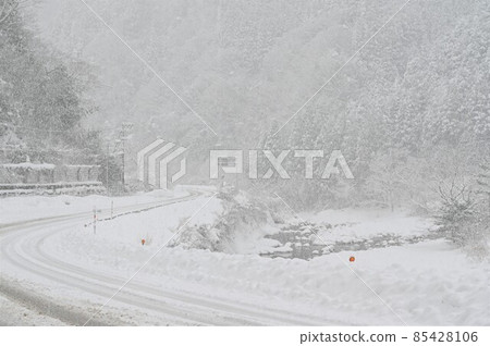 [兵庫縣誌曾市]有降雪的國道 85428106