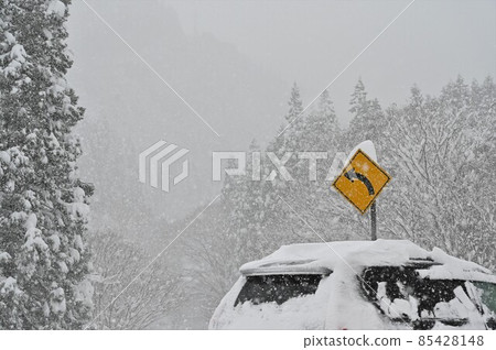[Shiso City, Hyogo Prefecture] National highway with snowfall 85428148