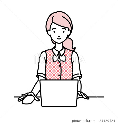 一位身著文員制服的女士坐在辦公桌前使用電腦 85429124